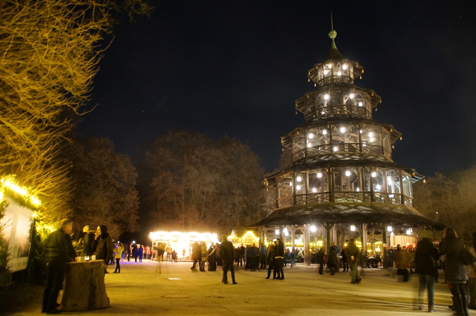 Weihnachtsmarkt München 2023 - Menschen auf dem Weihnachtsmarkt am Chinesischen Turm