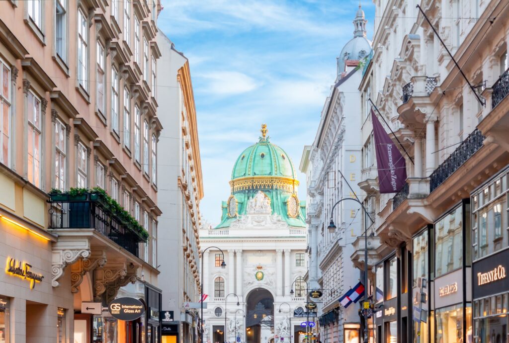 https://www.meininger-hotels.com/blog/app/uploads/2022/09/Hofburg-1024x690.jpg