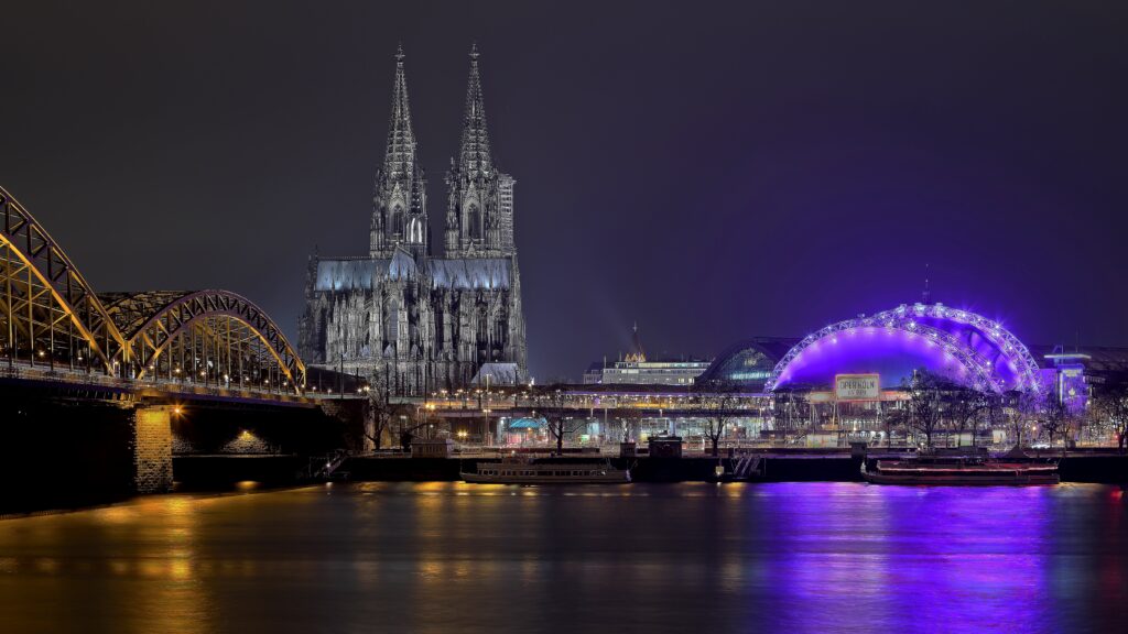 Weihnachten Köln - Blick auf den Rhein und das Kölner Stadtbild bei Nacht