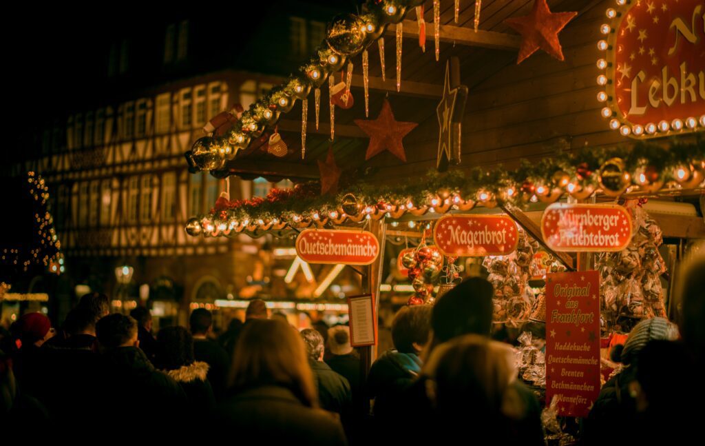 Kurfürstendamm Christmas Market - people at Christmas' stands