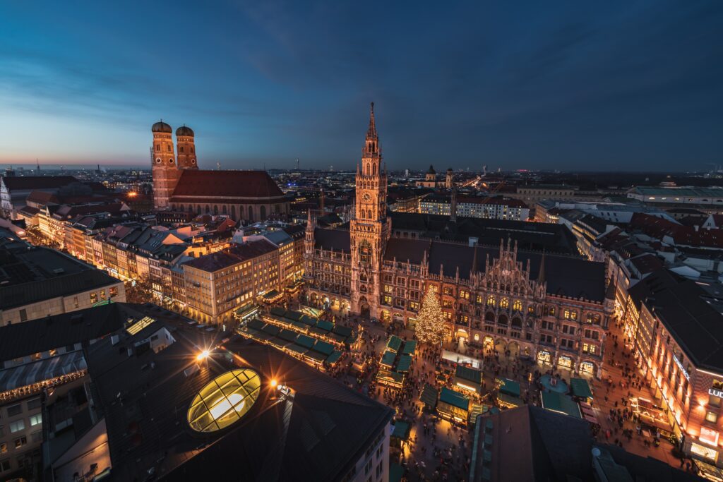 Weihnachtsmarkt München 2023 - Luftaufnahme des Hauptplatzes mit Weihnachtslichtern und Marktständen