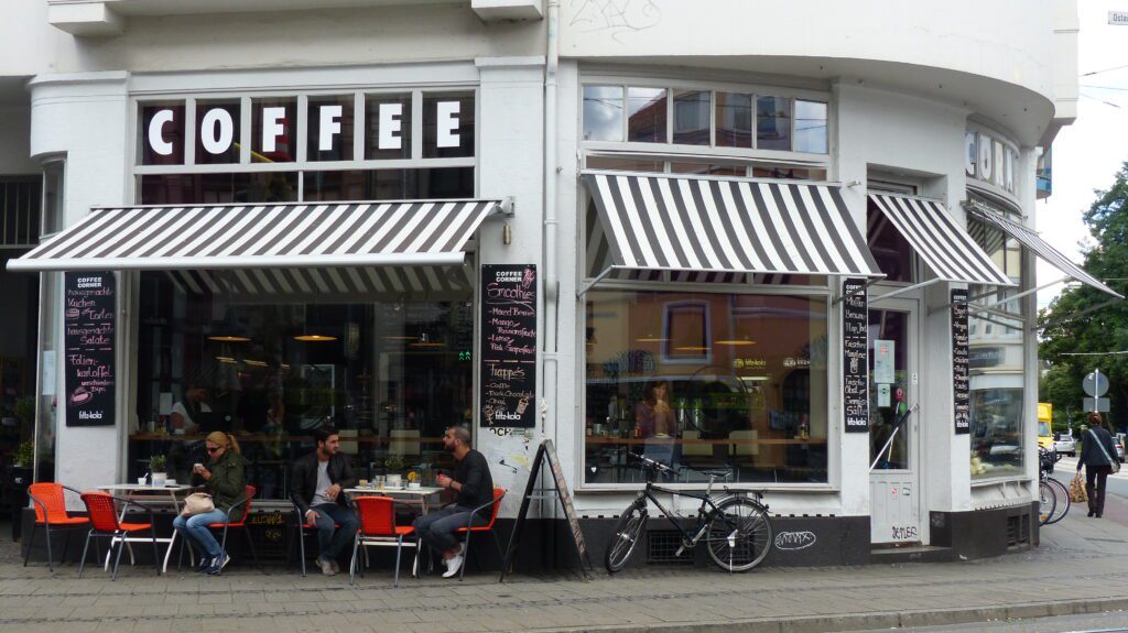 Bremen mit kleinem Budget - Menschen sitzen draußen vor dem Coffee Corner Café