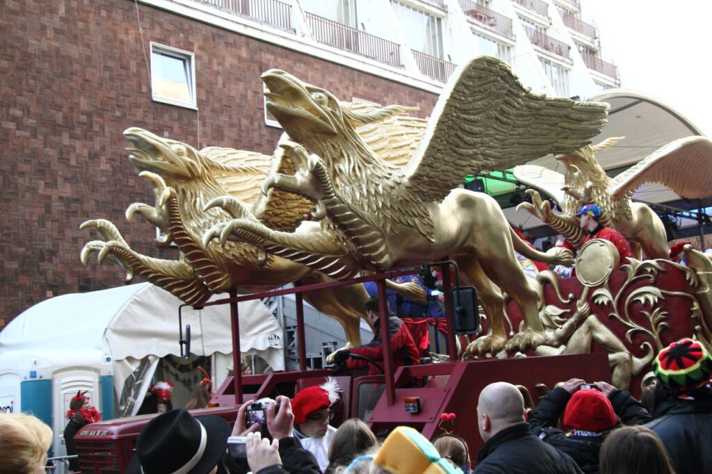 Kölner Karneval: Tradition & Spaß - ein Karnevalswagen mit zwei goldenen Drachen
