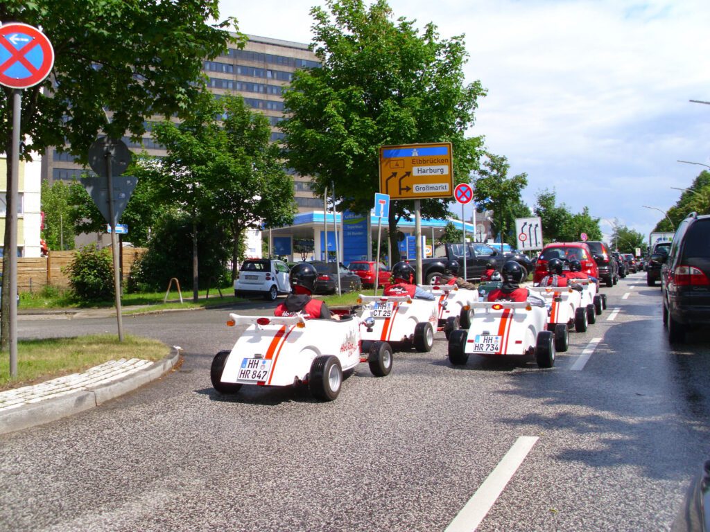 Ultimativer Junggesellenabschied in Berlin - Gruppe von Mini-Hotrod-Autos in Berlin