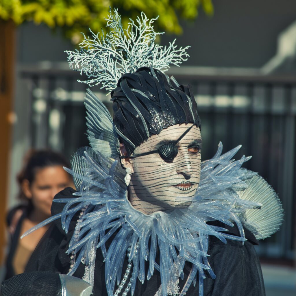 Kölner Karneval: Tradition & Spaß - ein Mann, verkleidet als Pirat