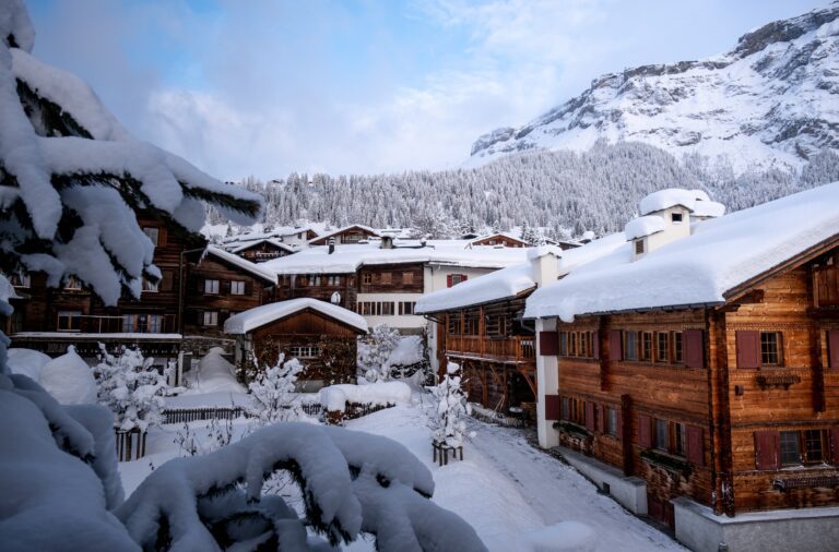Ski resorts near Salzburg - chalets with snow