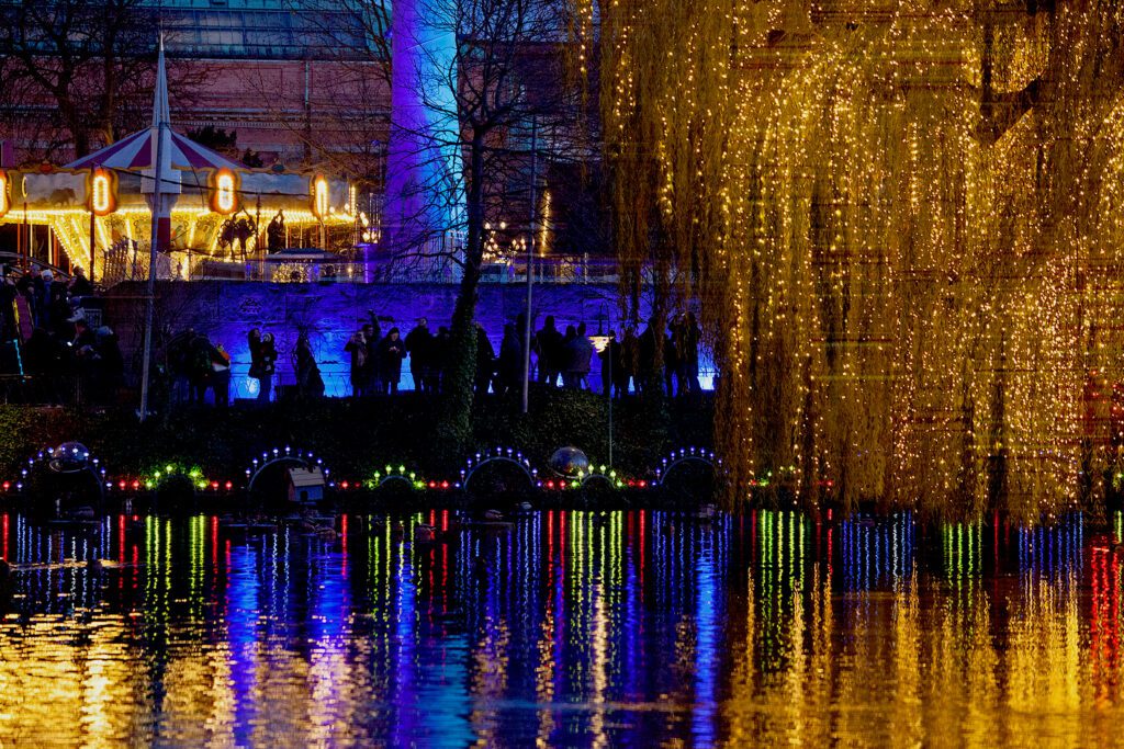 Weihnachtsmärkte in Kopenhagen - "Blick vom Wasser auf den Weihnachtsmarkt in den Tivoli-Gärten