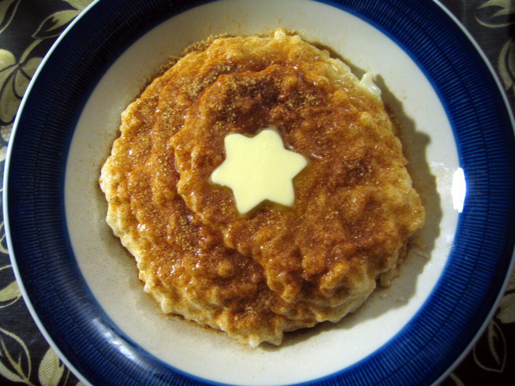 Weihnachtsmärkte in Kopenhagen - Ein Teller mit traditionellem dänischen Risengrød