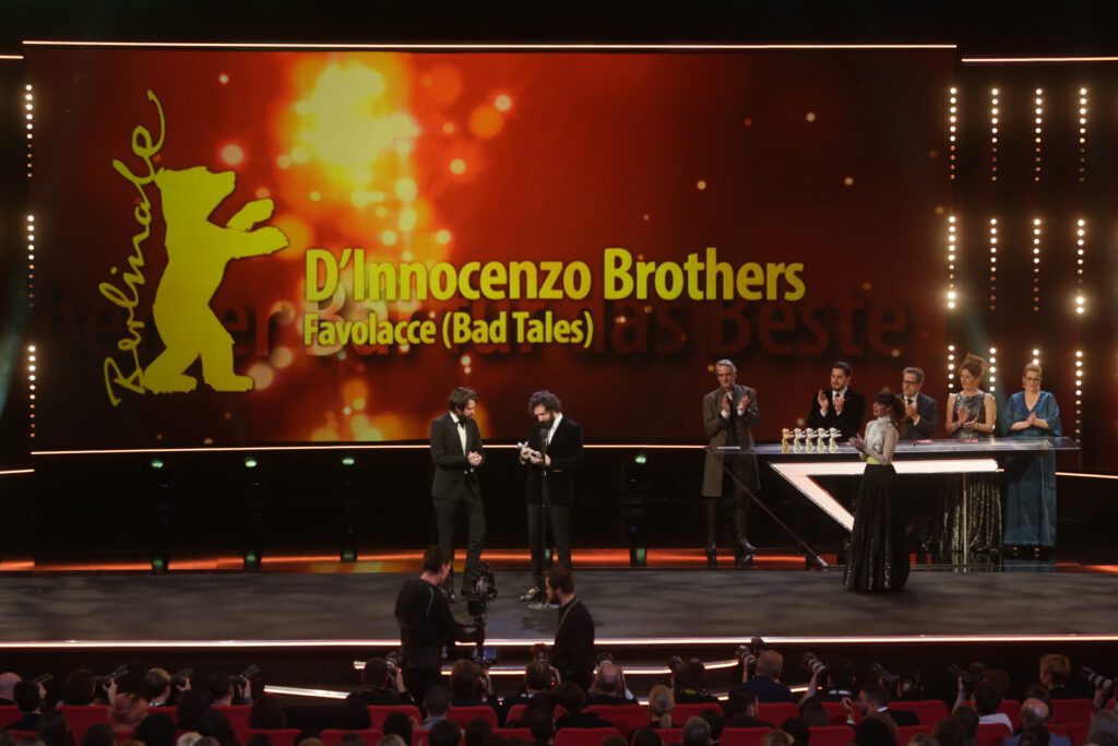 Berlinale Filmfestival 2024 - eine Kinobühne mit Menschen während einer Preisverleihung