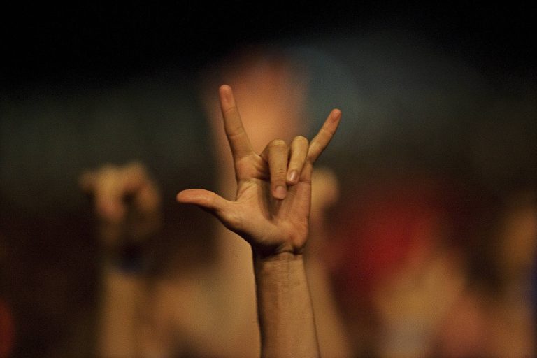 Main faisant le célèbre signe rock lors d’un concert