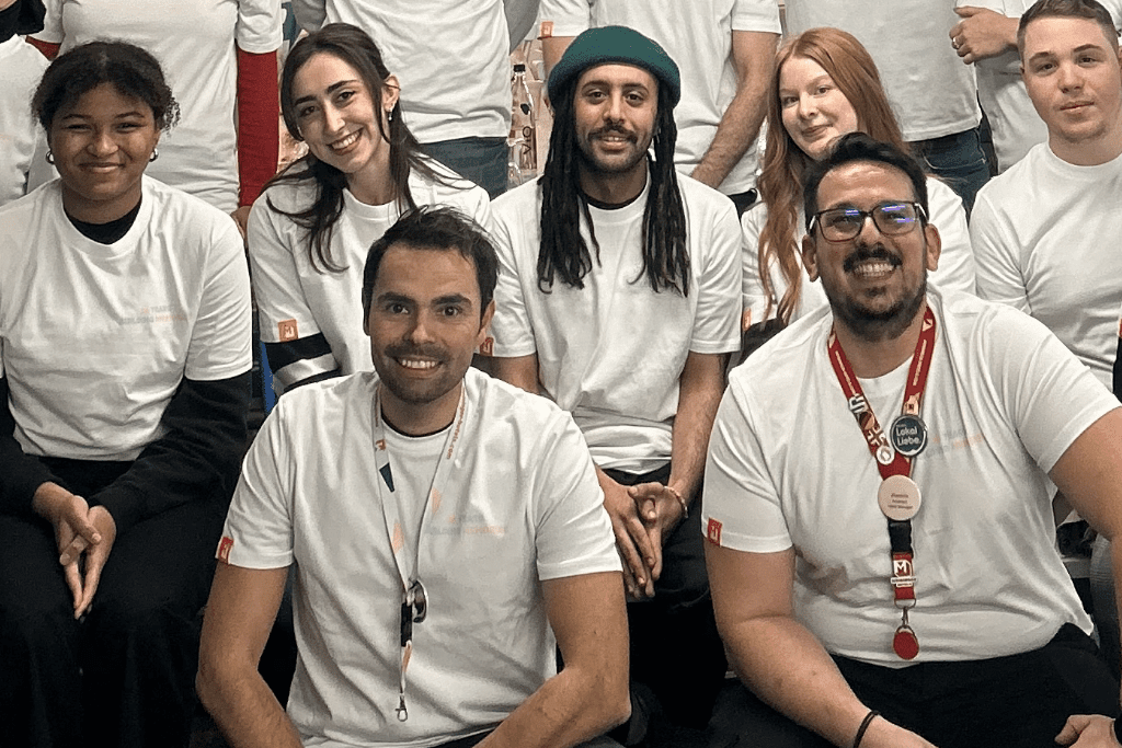 Johannes mit seinem multikulturellen Team