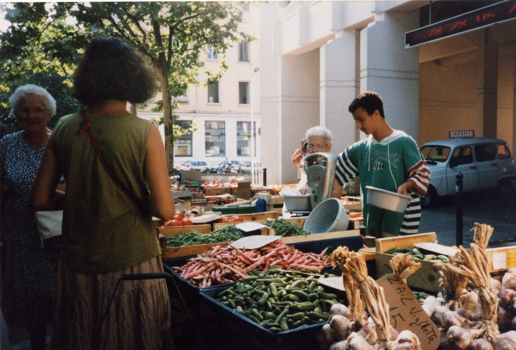 Street Food Lyon: Menschen beim Einkaufen auf dem Croix-Rousse-Markt in Lyon an einem strahlenden Sommertag
