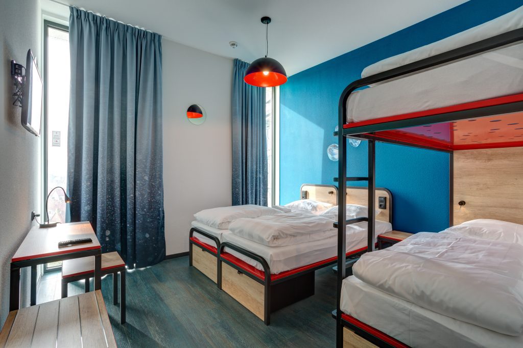 MEININGER Hotel Amsterdam Amstel room with bunk and double beds in blue modern design