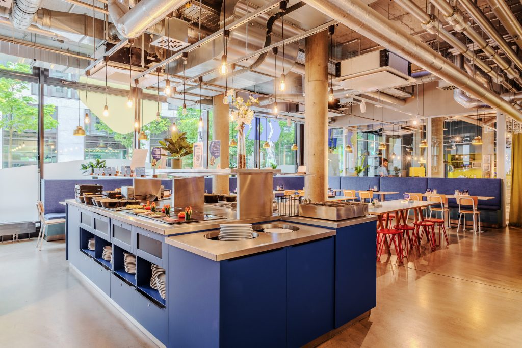 Stylisher Frühstücksbereich mit Buffet und gemütlichen Sitzplätzen im MEININGER Hotel Berlin East Side Gallery