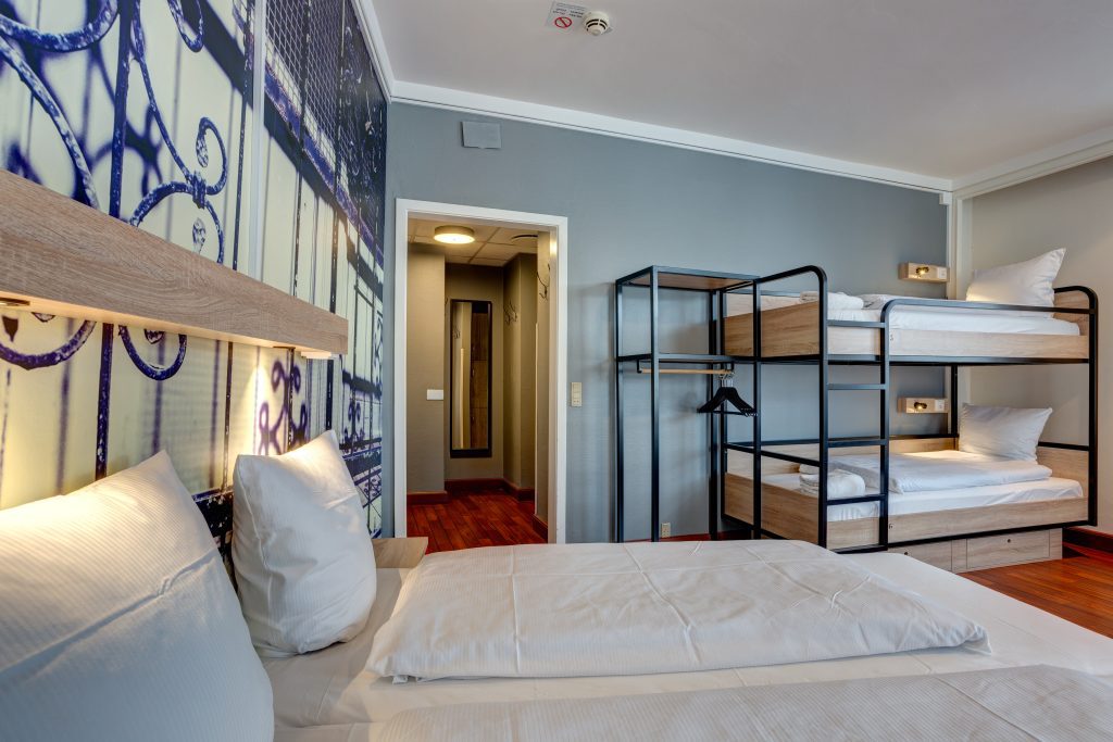 Mehrbettzimmer mit einem Doppelbett und einem Etagenbett