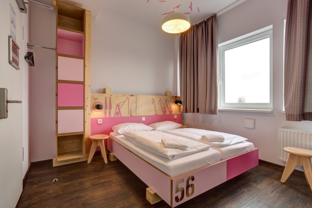 MEININGER Hotel Hamburg City Center double room with pink twin beds and window