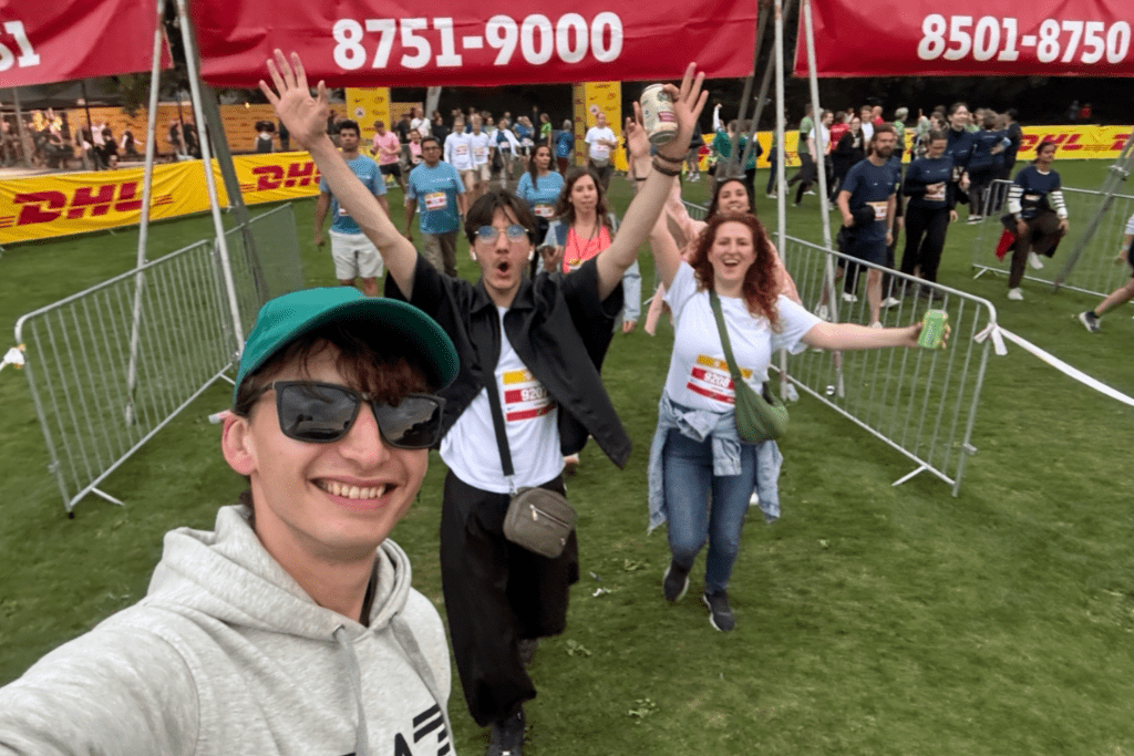 Vladimir und sein Team im Hintergrund auf einem Fußballfeld