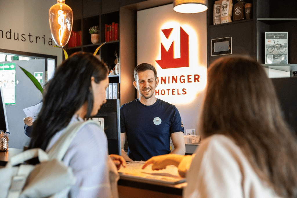 Amsterdam Mehrwertsteuer-Erhöhung: Hotelmitarbeiter an der Rezeption