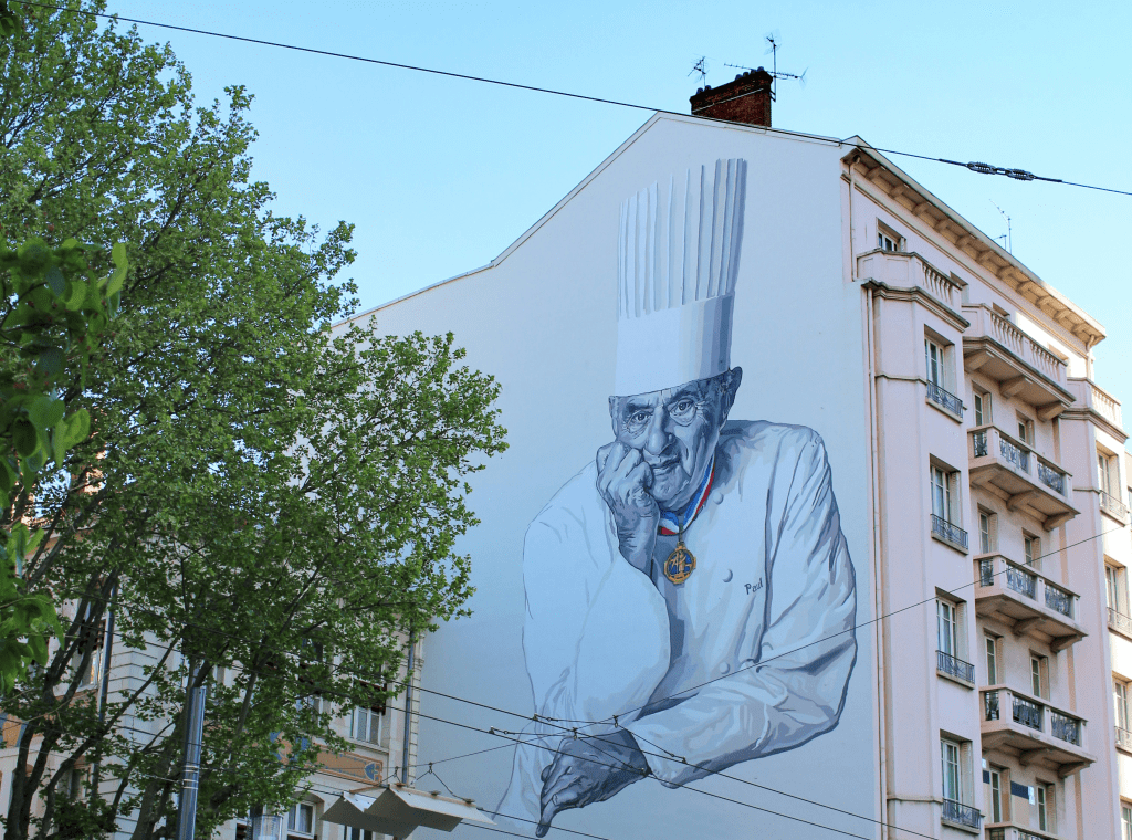 Les Halles de Lyon Paul Bocuse : Fresque du chef Paul Bocuse sur un mur à Lyon
