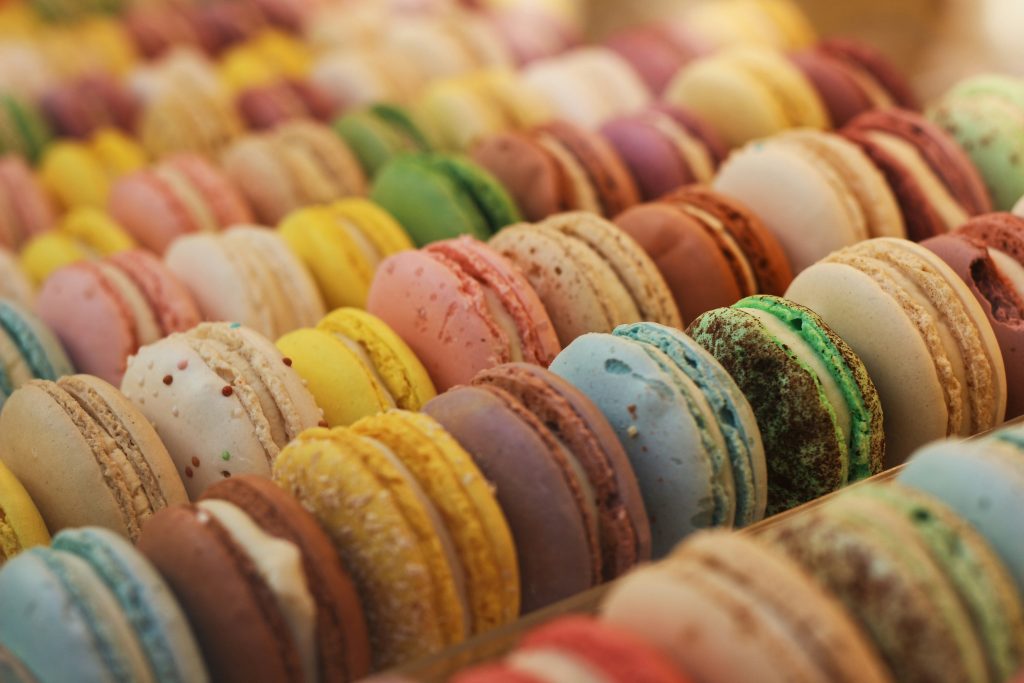 Les Halles de Lyon Paul Bocuse : Macarons colorés alignés dans une pâtisserie des Halles de Lyon
