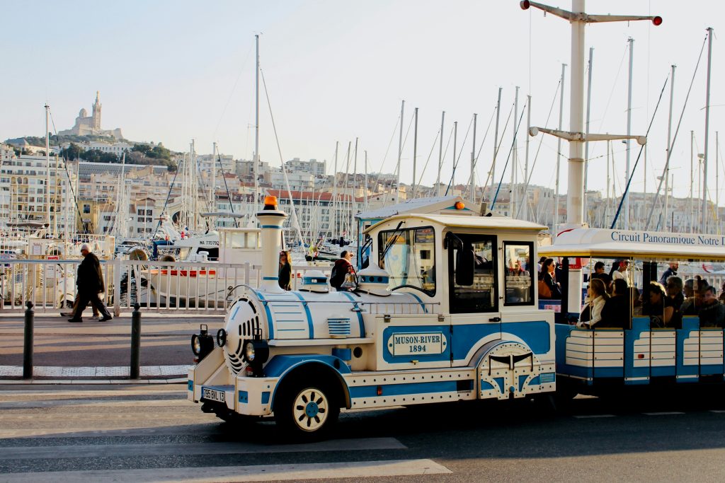 Things to do in Marseille with kids: little sightseeing train at the harbor in Marseille