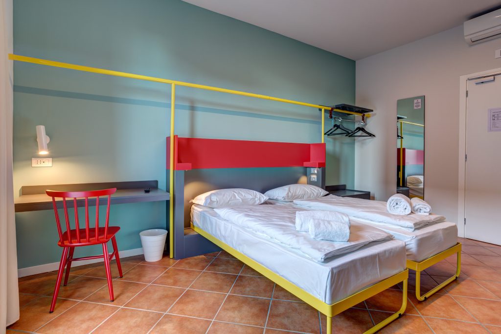 MEININGER Hotel Milano Garibaldi: camera con due letti singoli e decorazioni colorate
