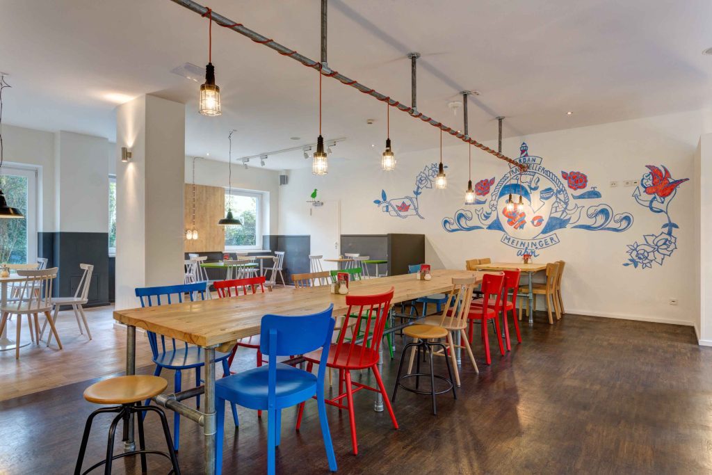 MEININGER Hotel Hamburg City Center: room with one long dining table and many chairs around it, other tables in the background