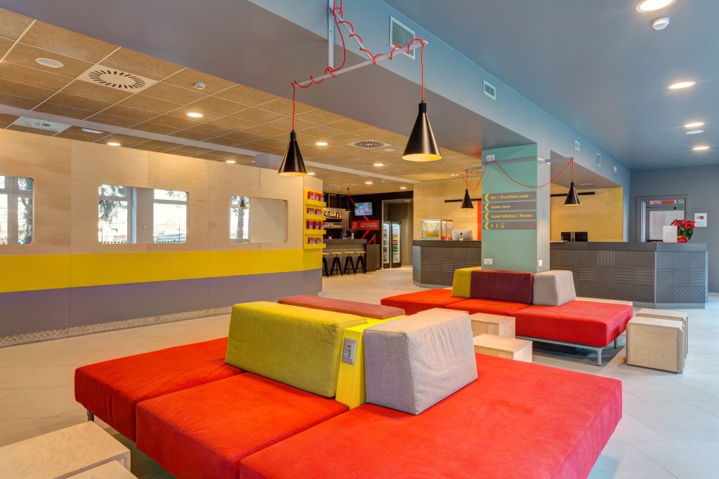 MEININGER Hotel Milano Garibaldi: area lobby con divani rossi