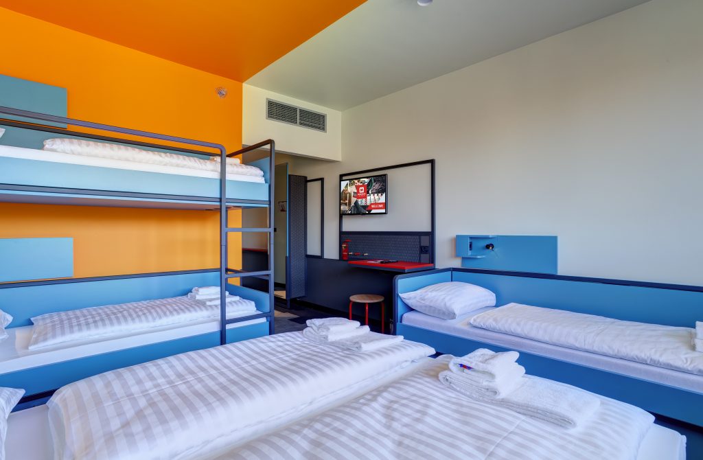 MEININGER Budapest Great Market Hall: camera multipla con 5 letti e televisore