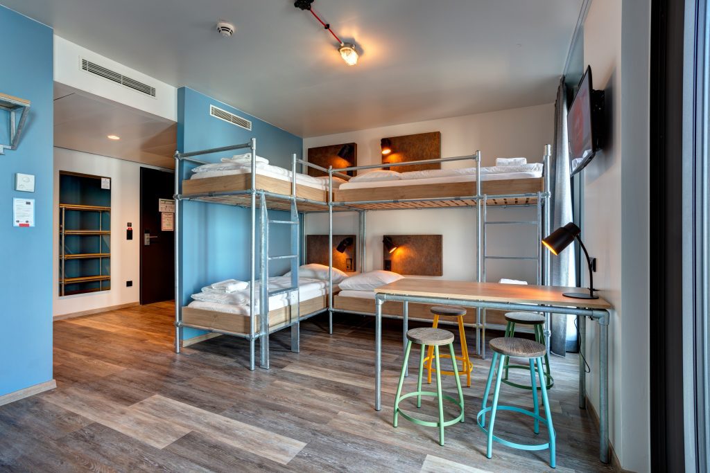 MEININGER Hotel Berlin Tiergarten: camera con 4 letti a castello e piccola scrivania