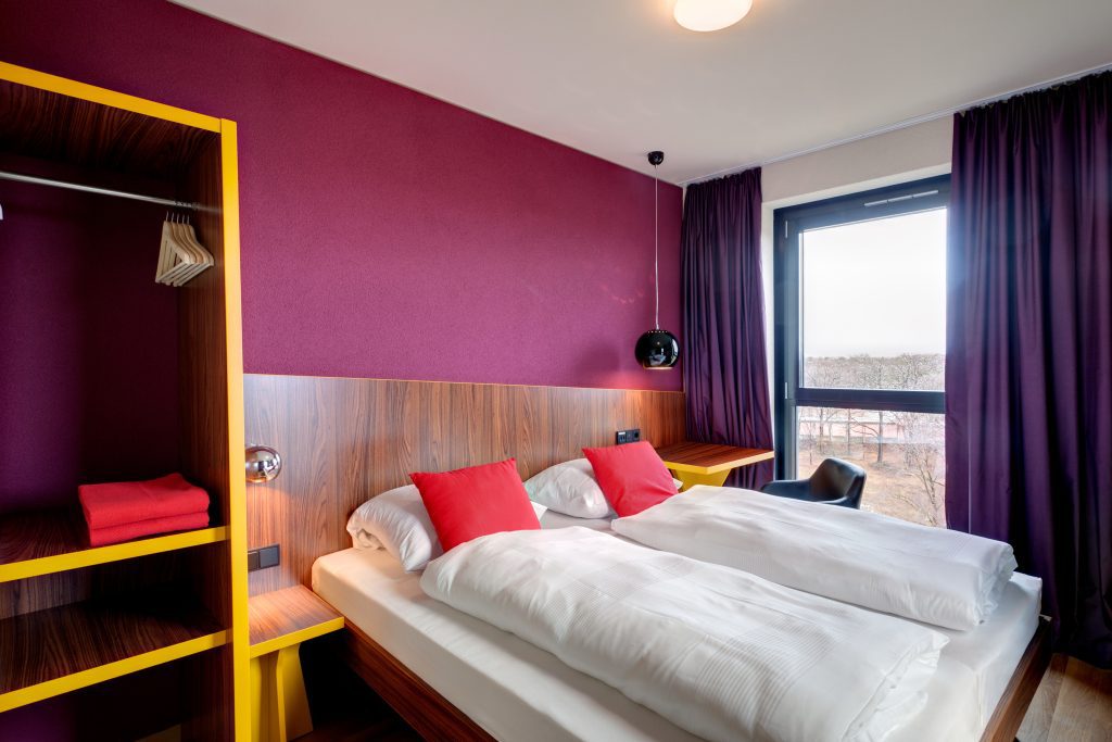 MEININGER Hotel Frankfurt/Main Airport: Camera con letto matrimoniale e grande finestra