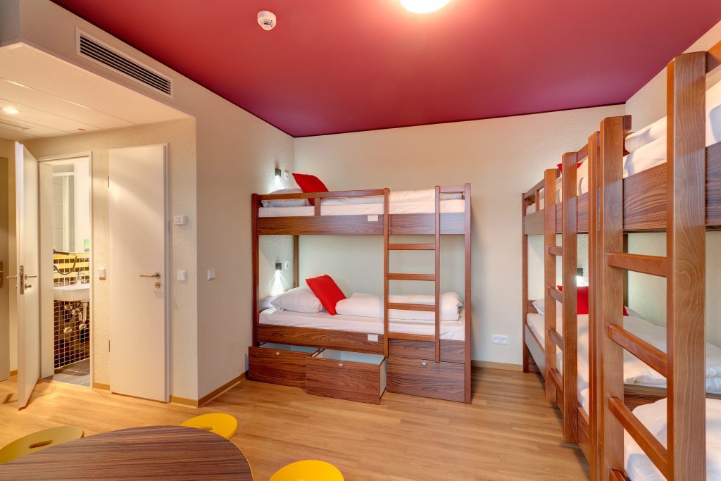 MEININGER Hotel Frankfurt/Main Airport: camera con 6 letti a castello