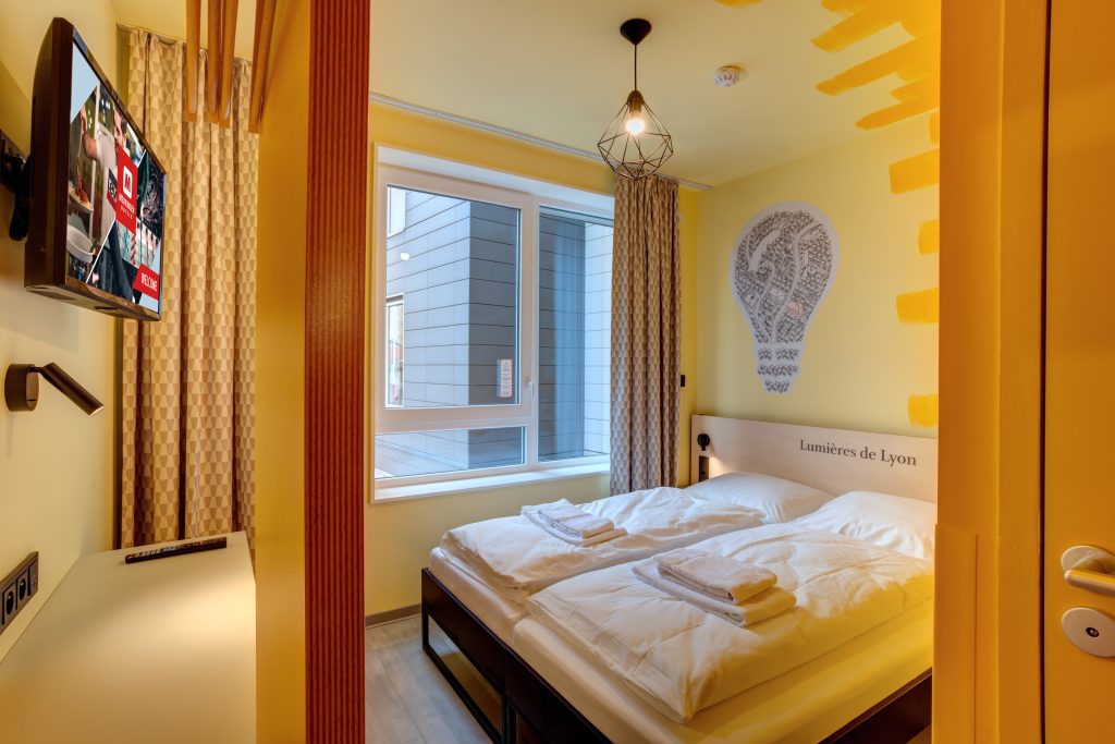 MEININGER Hotel Lyon Centre Berthelot: camera con due letti singoli, pareti giallo brillante