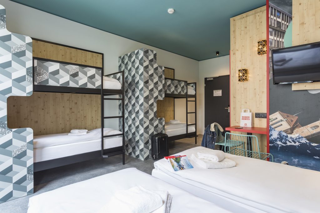 MEININGER Hotel Zürich Greencity: camera con 6 letti a castello