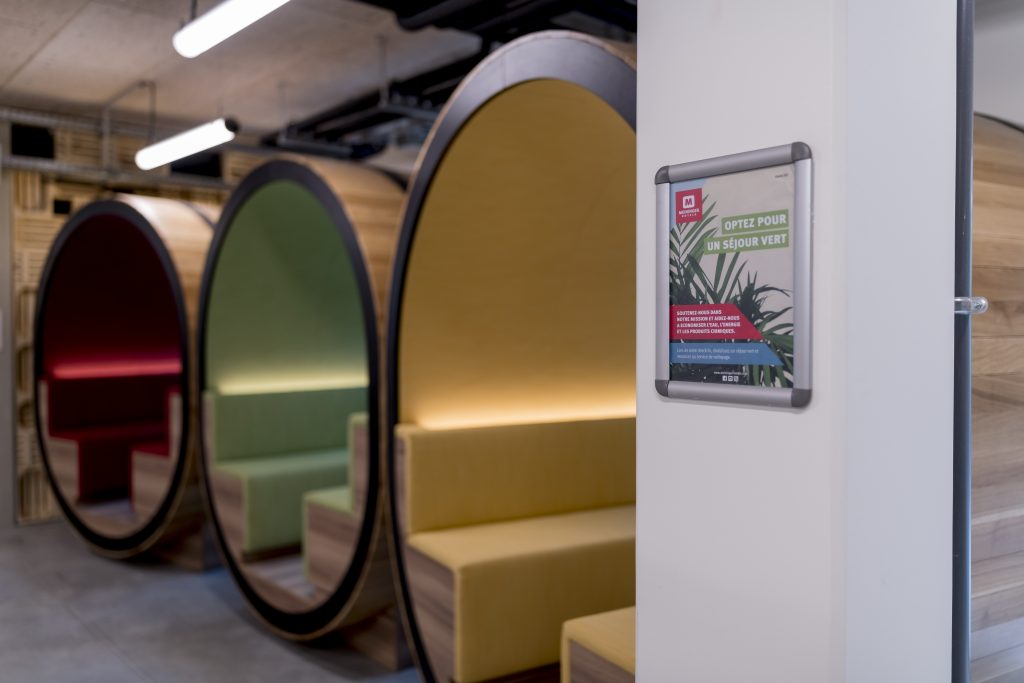 MEININGER Hotel Bordeaux Gare Saint-Jean: tre poltrone a forma di capsula nei colori giallo, verde e rosso