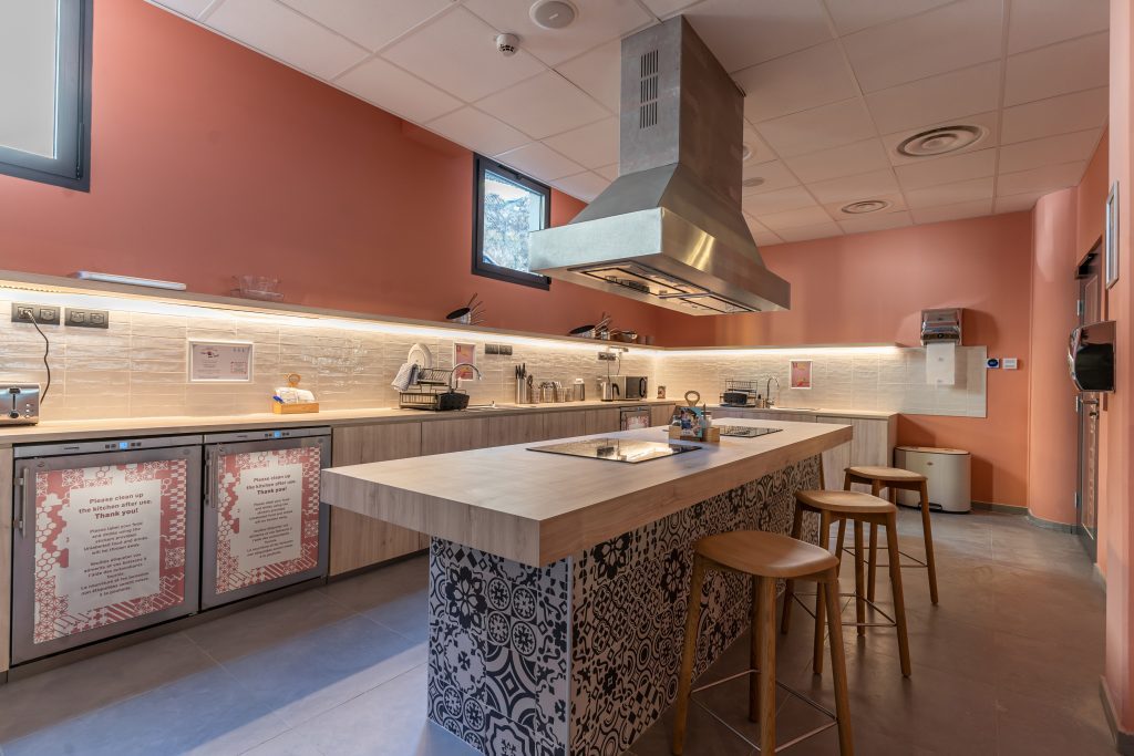 MEININGER Hotel Marseille Centre La Joliette: cucina per gli ospiti con grande isola, due frigoriferi, sgabelli da bar