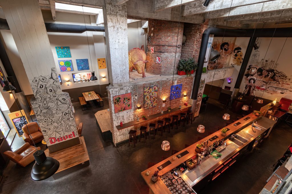 MEININGER Hotel Bruxelles City Center: foto panoramica di un bar in un loft con murales e dipinti alle pareti