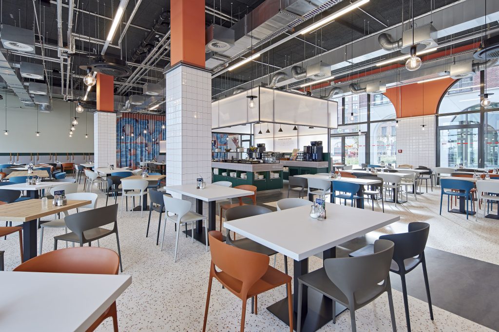 MEININGER Hotel Köln West: ampia sala colazioni con diversi tavoli e buffet sullo sfondo