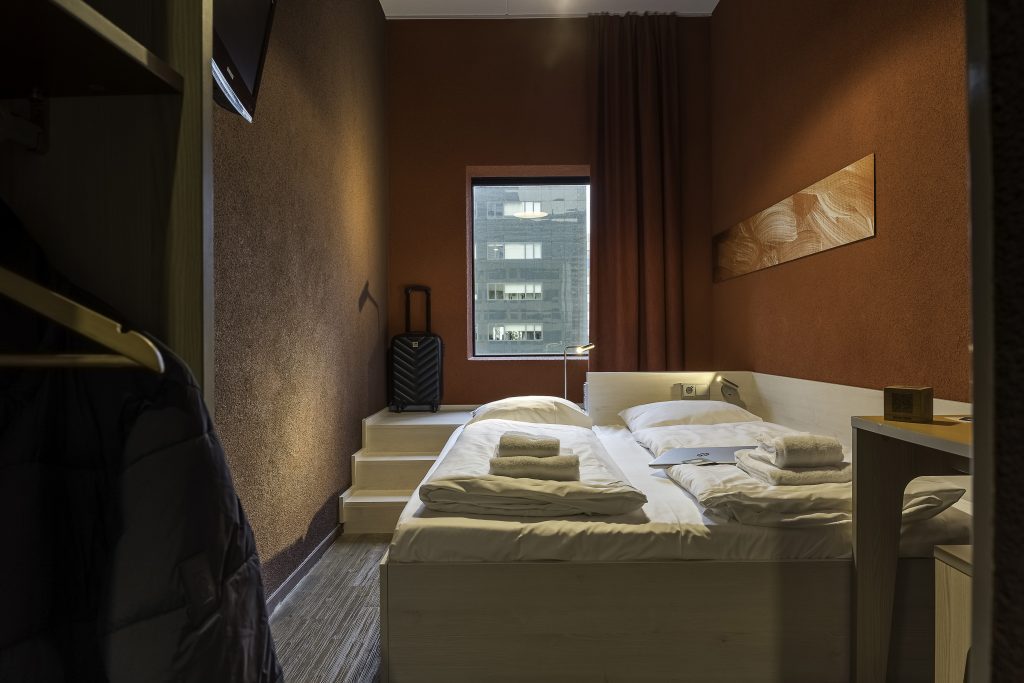 MEININGER Hotel Amsterdam City West: camera con letto singolo, pareti marroni, finestra