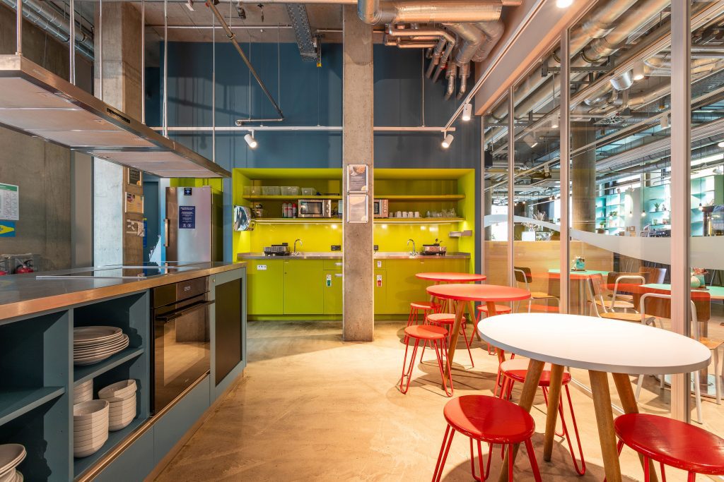 MEININGER Hotel Berlin East Side Gallery: cucina per gli ospiti con isola, tavoli e sgabelli