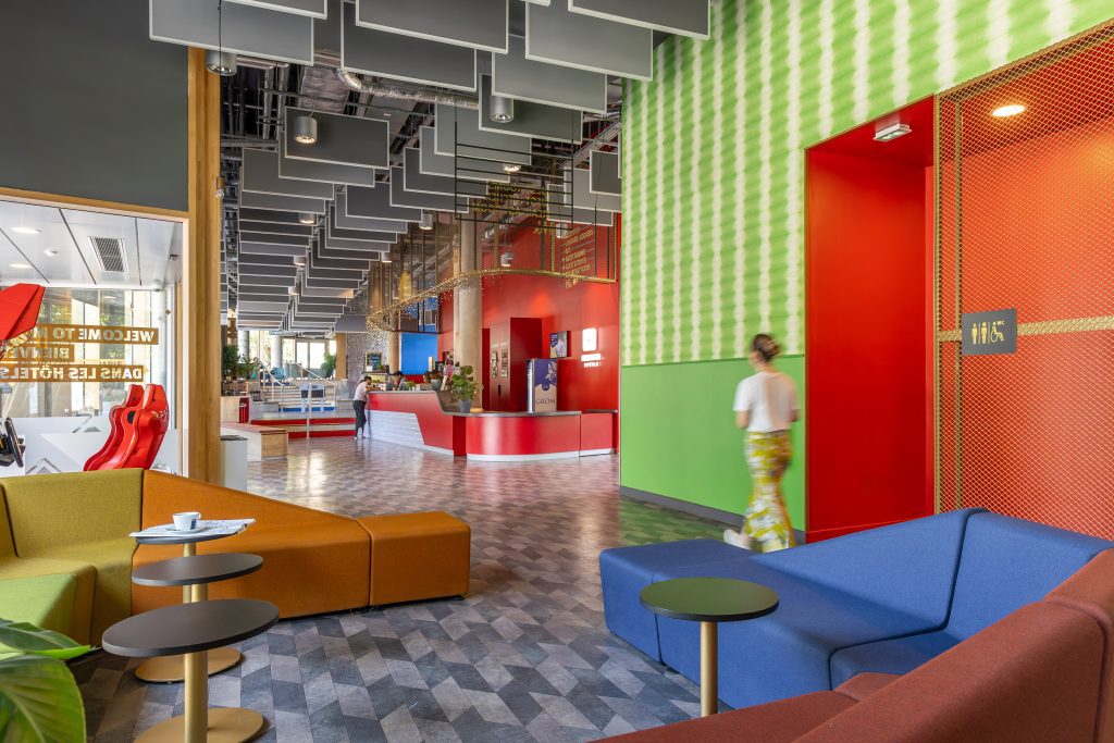 MEININGER Hotel Paris Porte de Vincennes: Area lounge con decorazioni murali dai colori vivaci