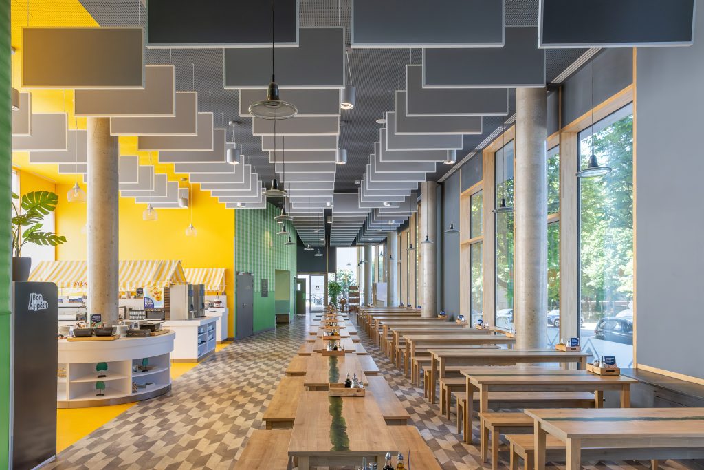 MEININGER Hotel Paris Porte de Vincennes: sala colazioni con mobili in legno e ampie finestre