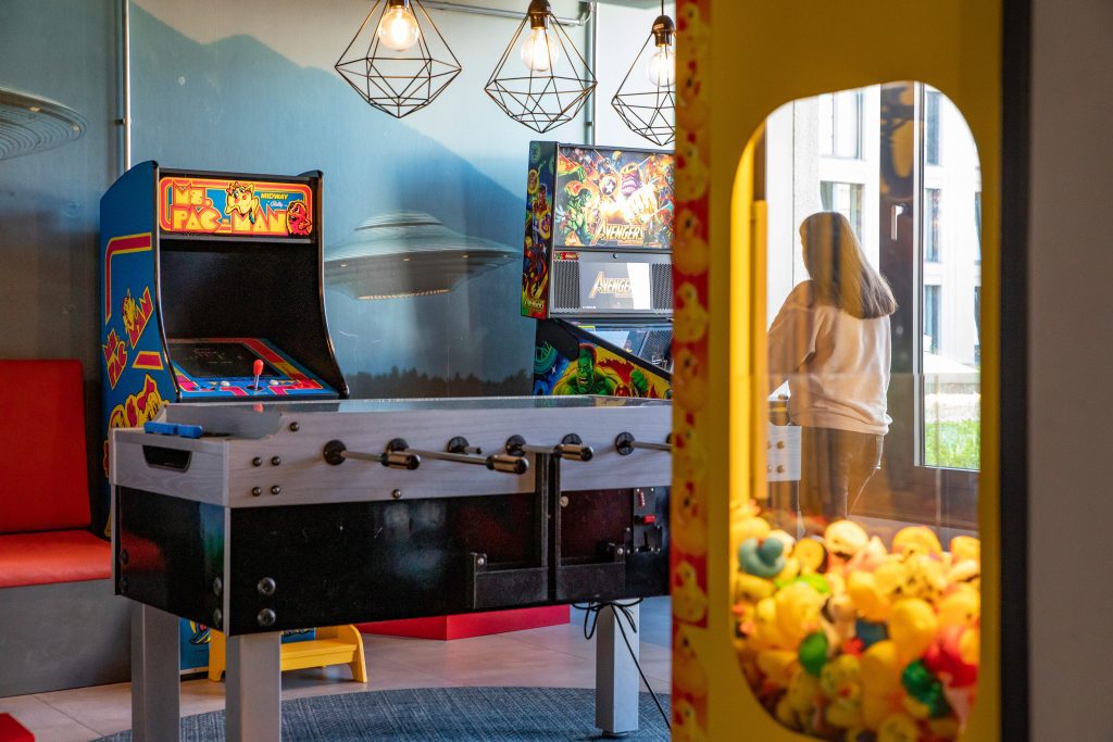 MEININGER Hotel Berlin Tiergarten: sala giochi con videogiochi e calcio balilla