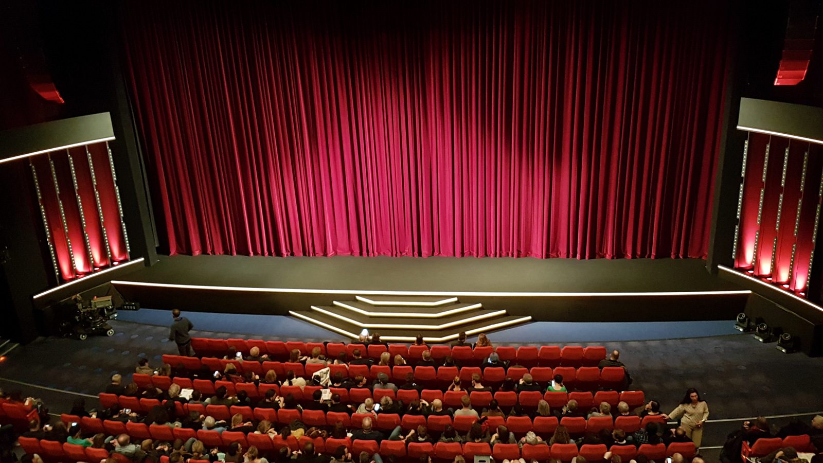 Berlinale 2026: Im Berlinale Palast: Roter Vorhang und Publikum vor Filmbeginn