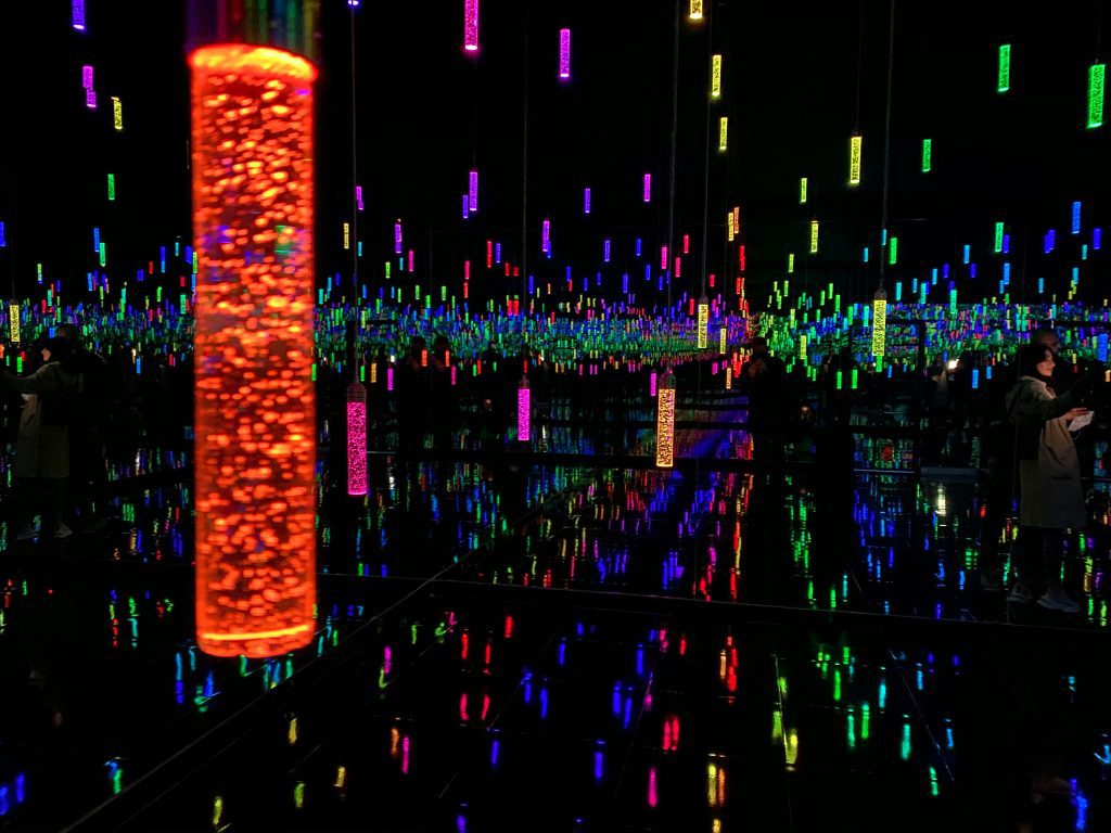 Instagram spots Edinburgh: Bunte Lichter im Spiegelraum der Camera Obscura in Edinburgh
