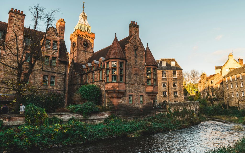 Instagram spots Edinburgh: Märchenhaftes Dean Village in Edinburgh mit Fluss und alten Häusern
