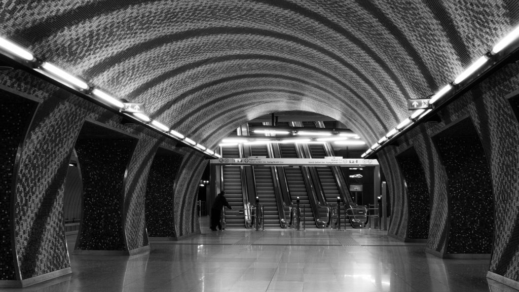 Curiosità su Budapest: a black and white photo showing the inside of a Budapest metro station