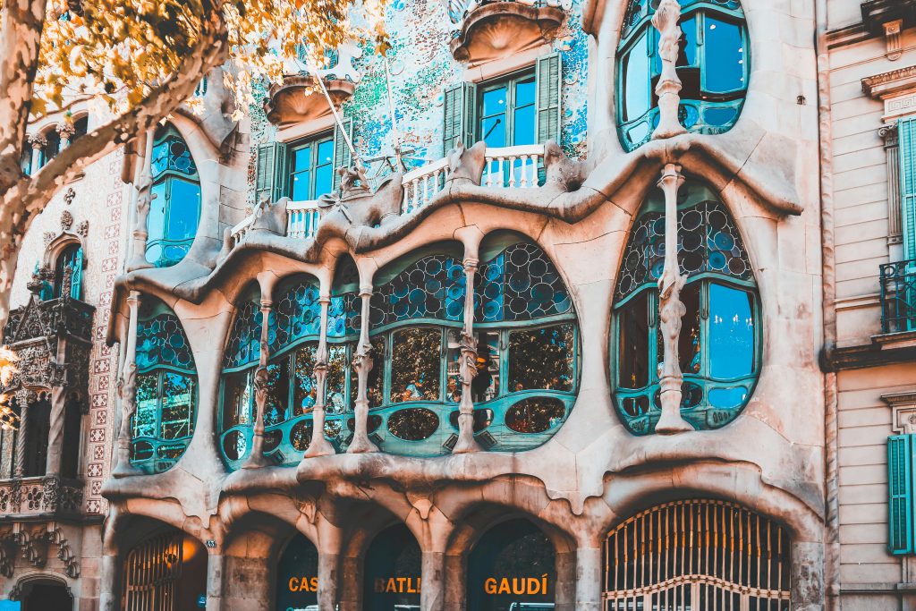Shopping in Barcelona: Bunte Fassade der Casa Batlló am Passeig de Gràcia