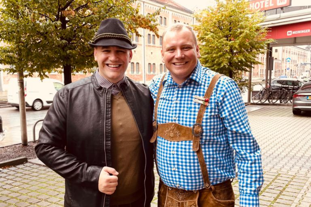Tobias und ein Freund in traditioneller bayerischer Kleidung