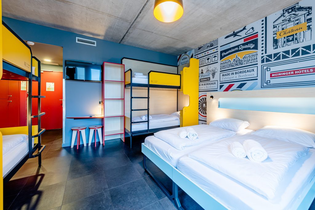 Geteiltes Mehrbettzimmer mit Etagenbetten im MEININGER Hotel Bordeaux Gare Saint-Jean